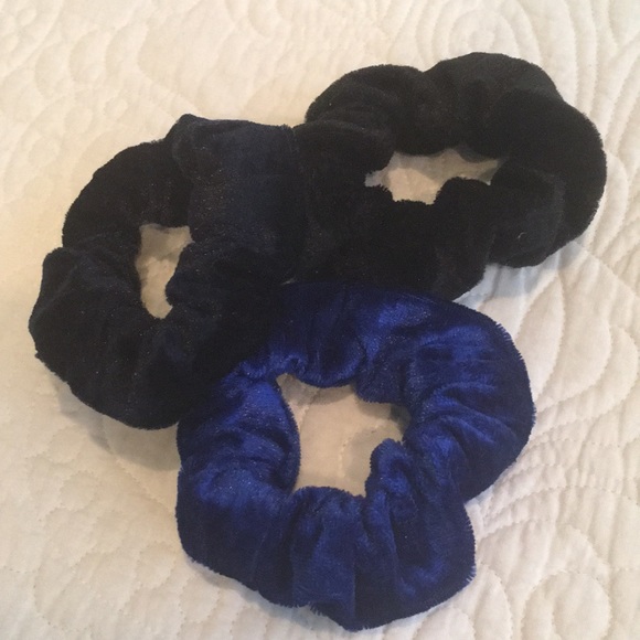 ♦️Velvet Hair Scrunchies Set of 3 - Picture 7 of 8